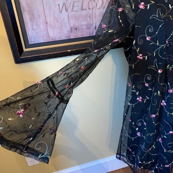 BCBGenerations Lace Dress Embroidered flowers - Picture 4 of 11